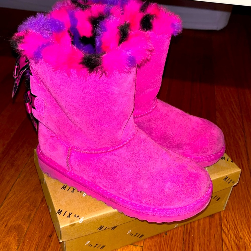 Kids cute Ugg boots size 2. Worn, good condition. No rips or holes.